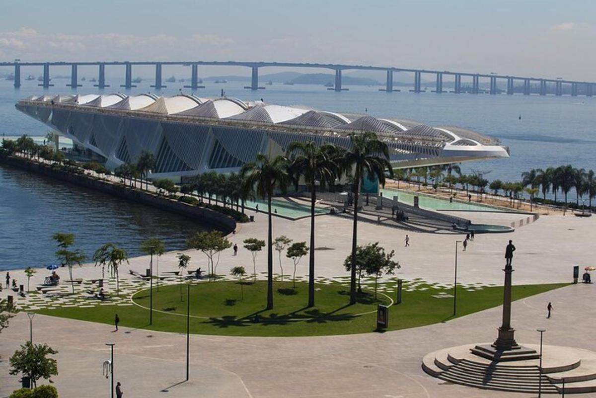 o vedere a unui stadion cu un pod în fundal