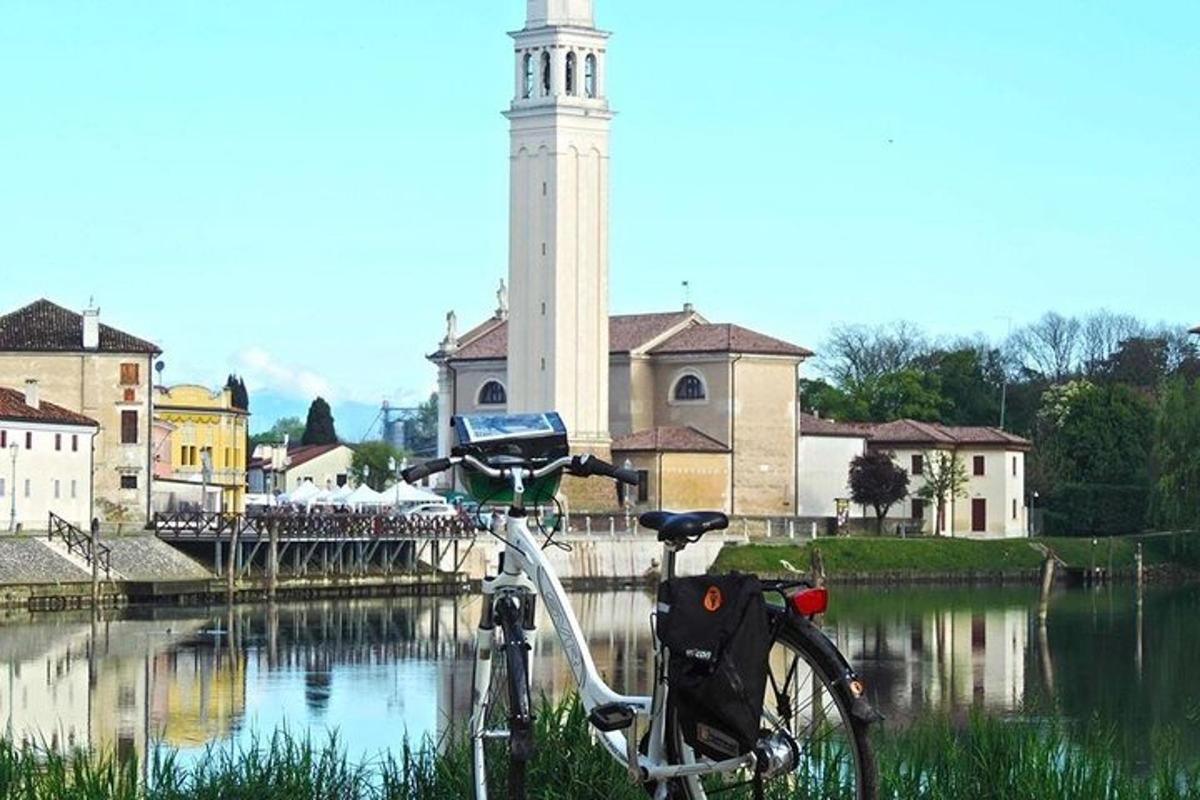 Una bicicleta estacionada frente a una torre de reloj