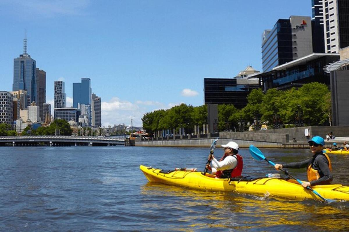 hai người trên một chiếc thuyền kayak màu vàng trên sông