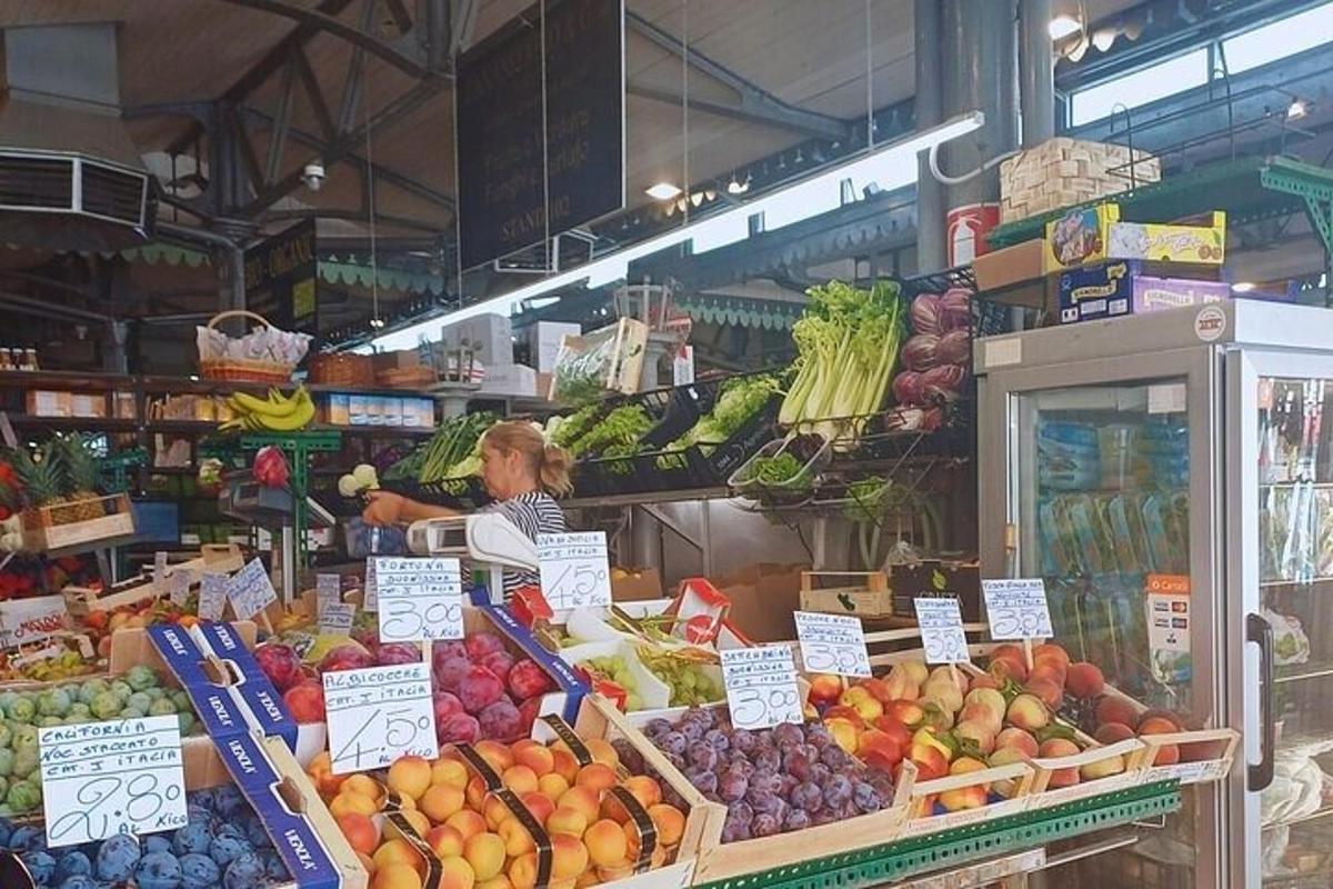 una donna in un mercato di frutta e verdura