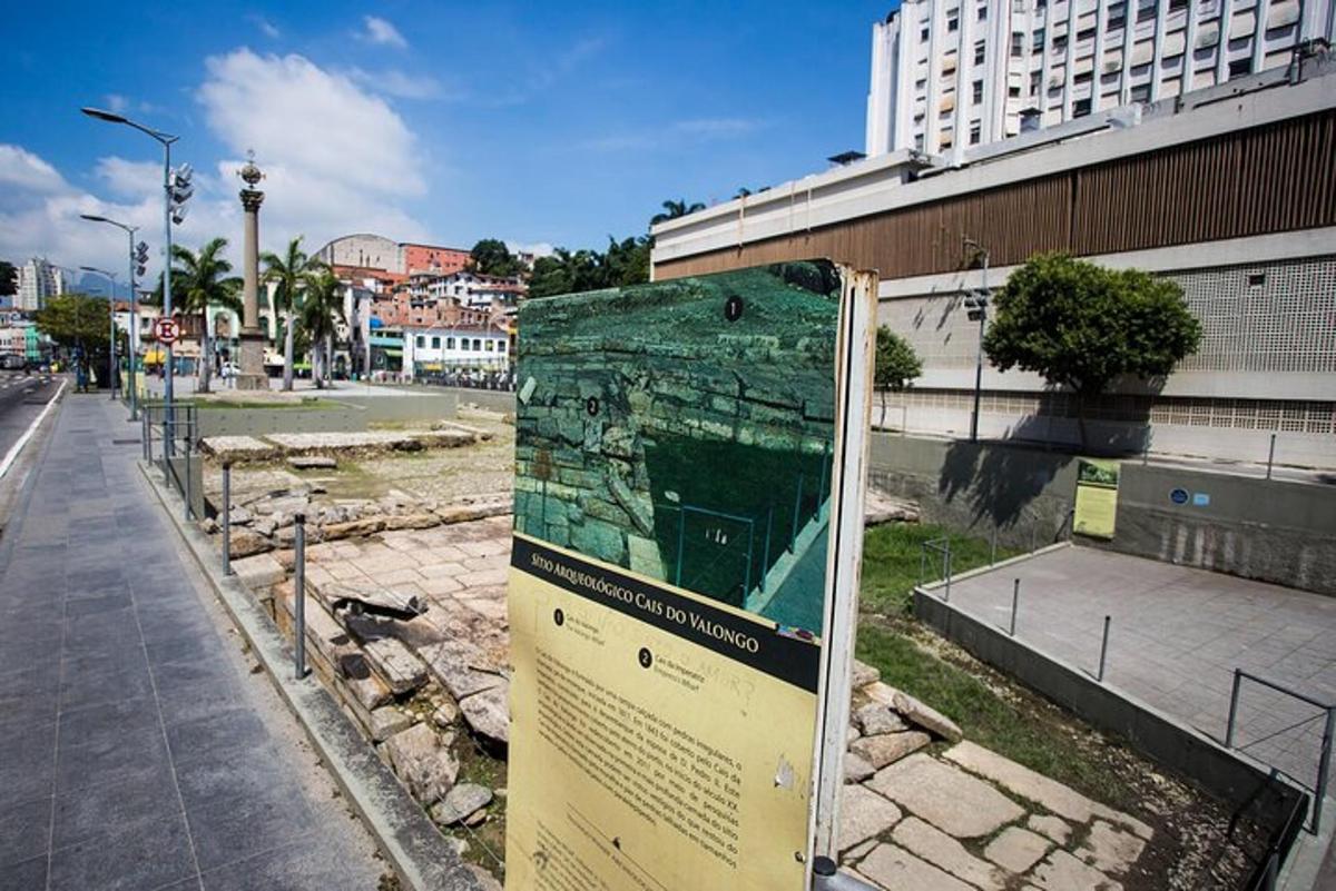 un indicator pe marginea unei străzi din oraș