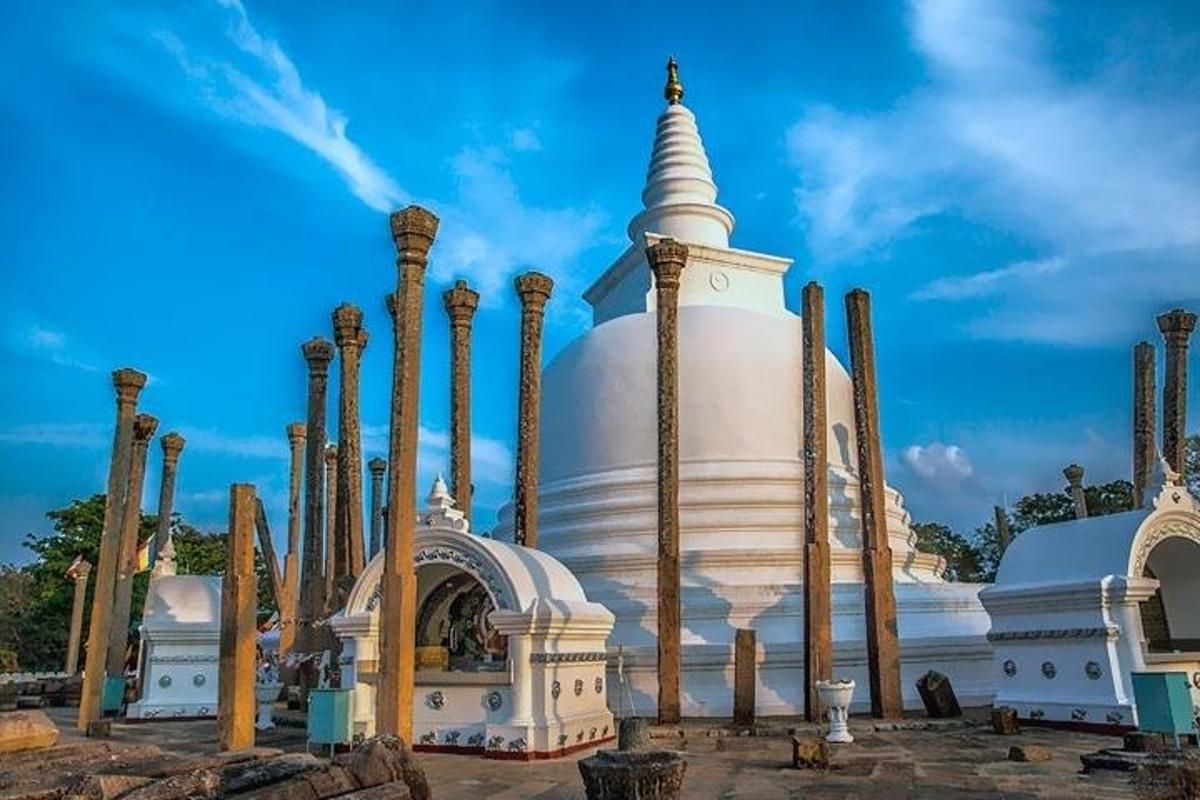 Un gran templo blanco con una gran torre