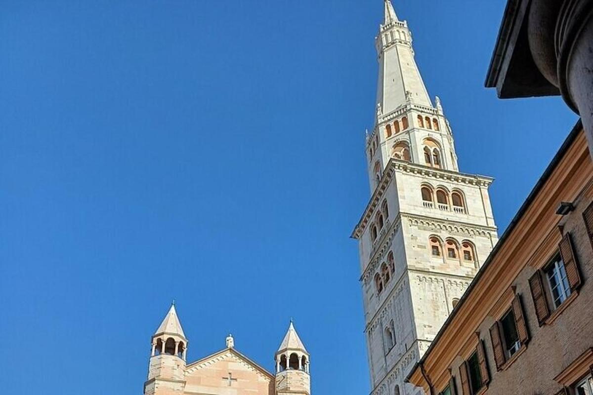 una torre alta in cima a un edificio