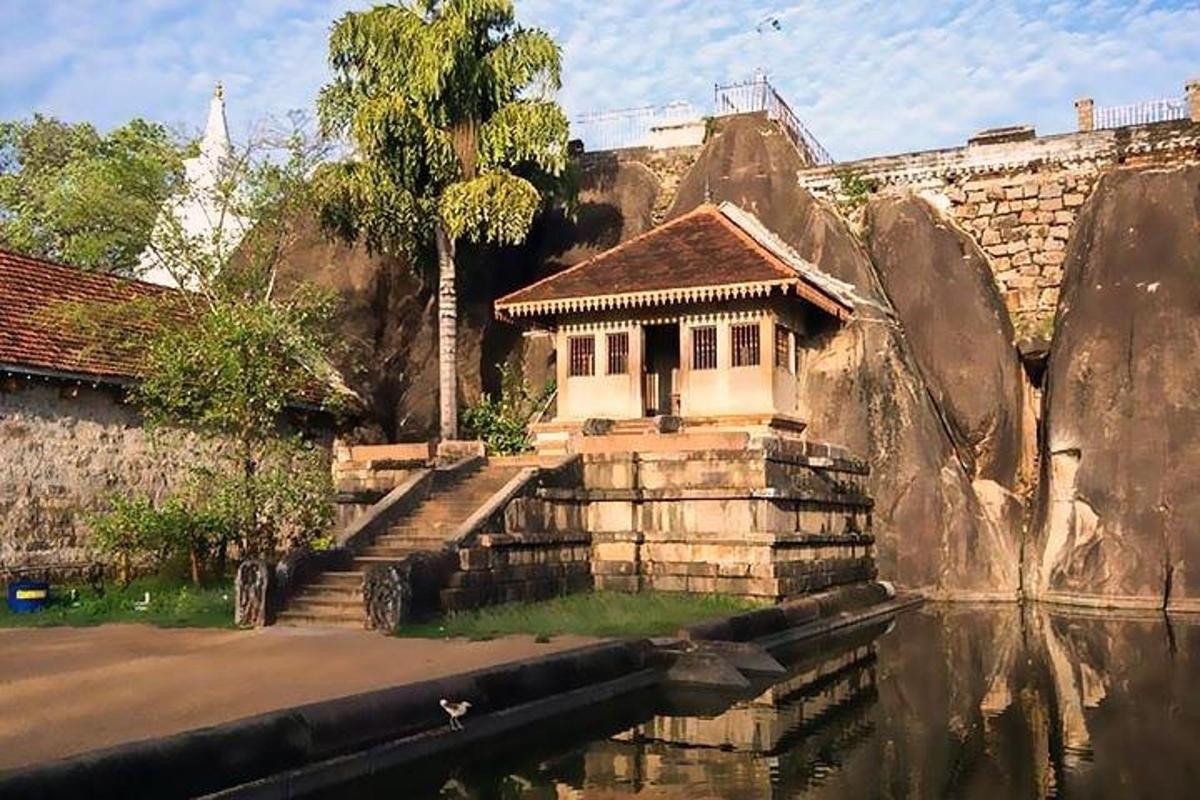 un edificio vicino a uno specchio d'acqua
