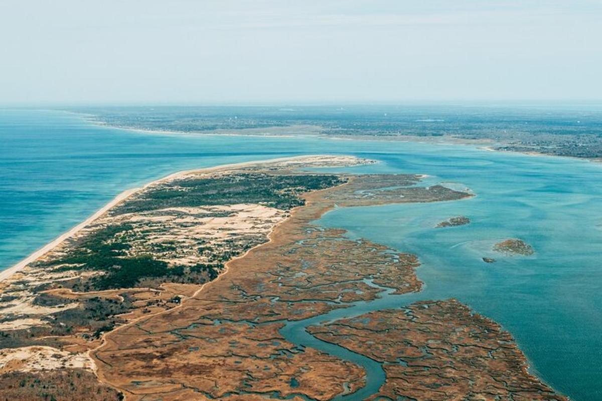 letecký pohled na ostrov v oceánu