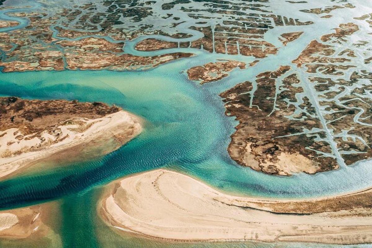 een luchtfoto van een rivier naast een strand