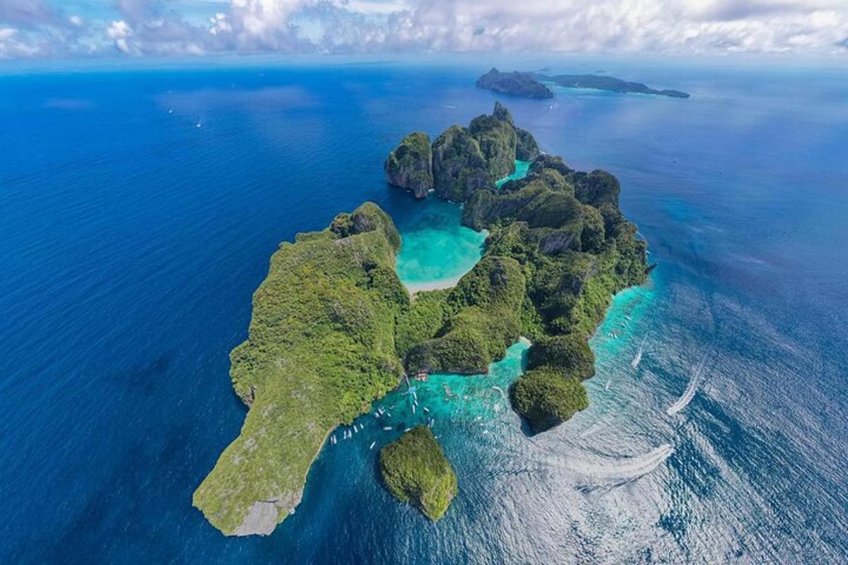 sebuah pulau di lautan dengan air biru