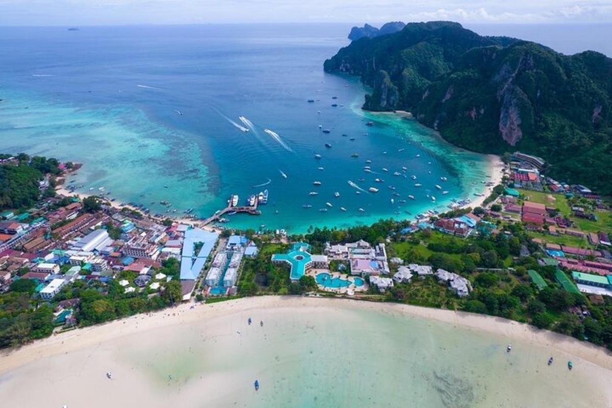 pemandangan udara pantai dengan bot di dalam air
