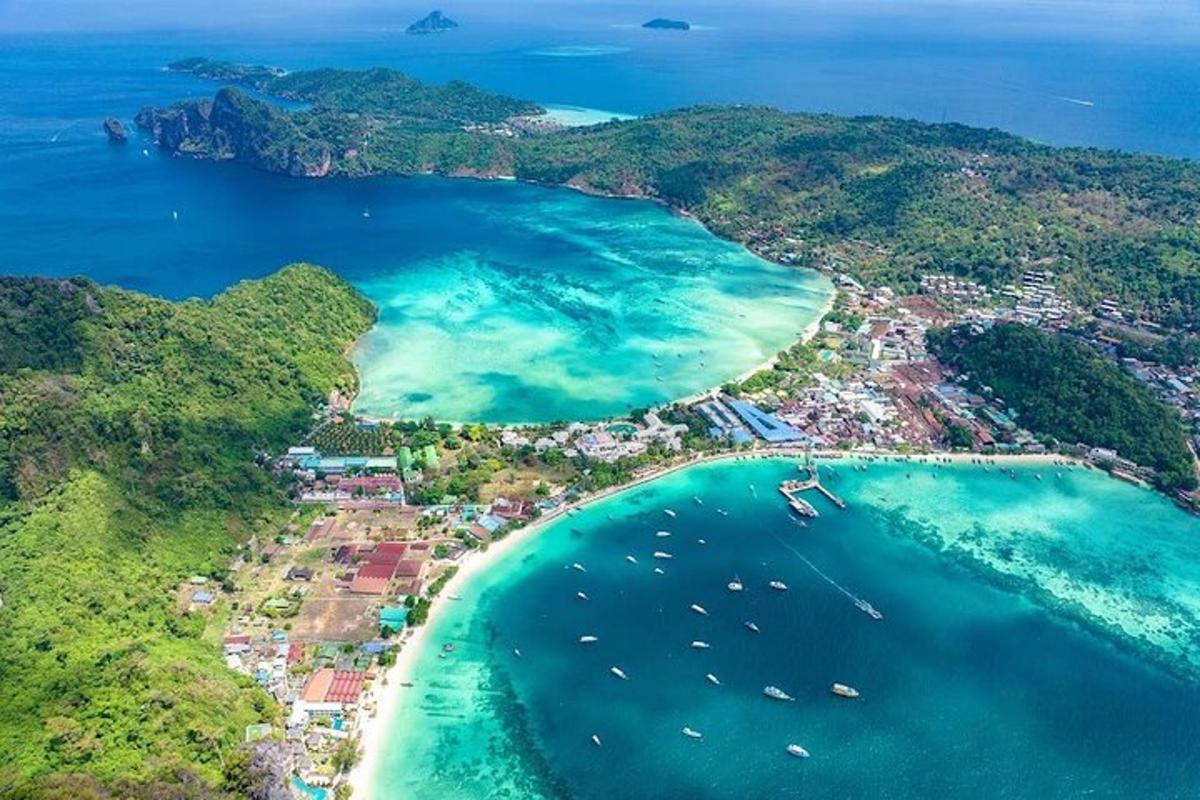 pemandangan udara pantai dengan bot di dalam air