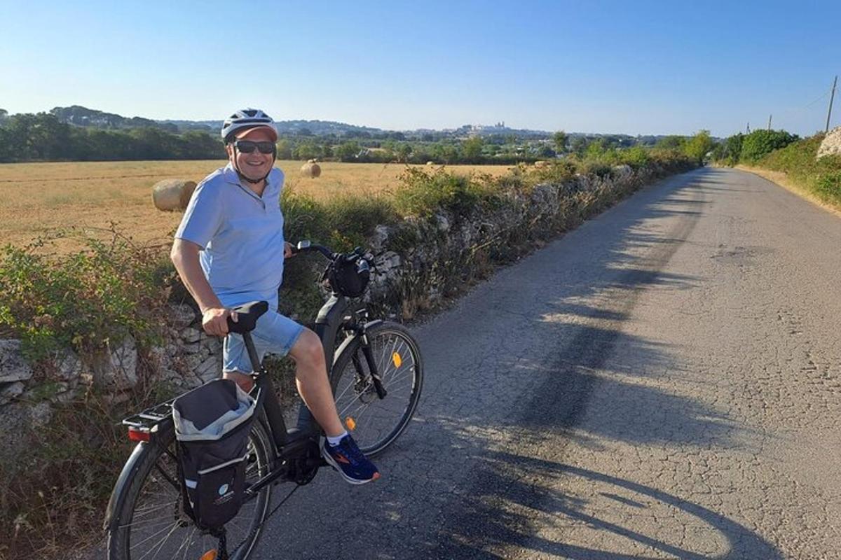 un uomo che va in bicicletta lungo una strada