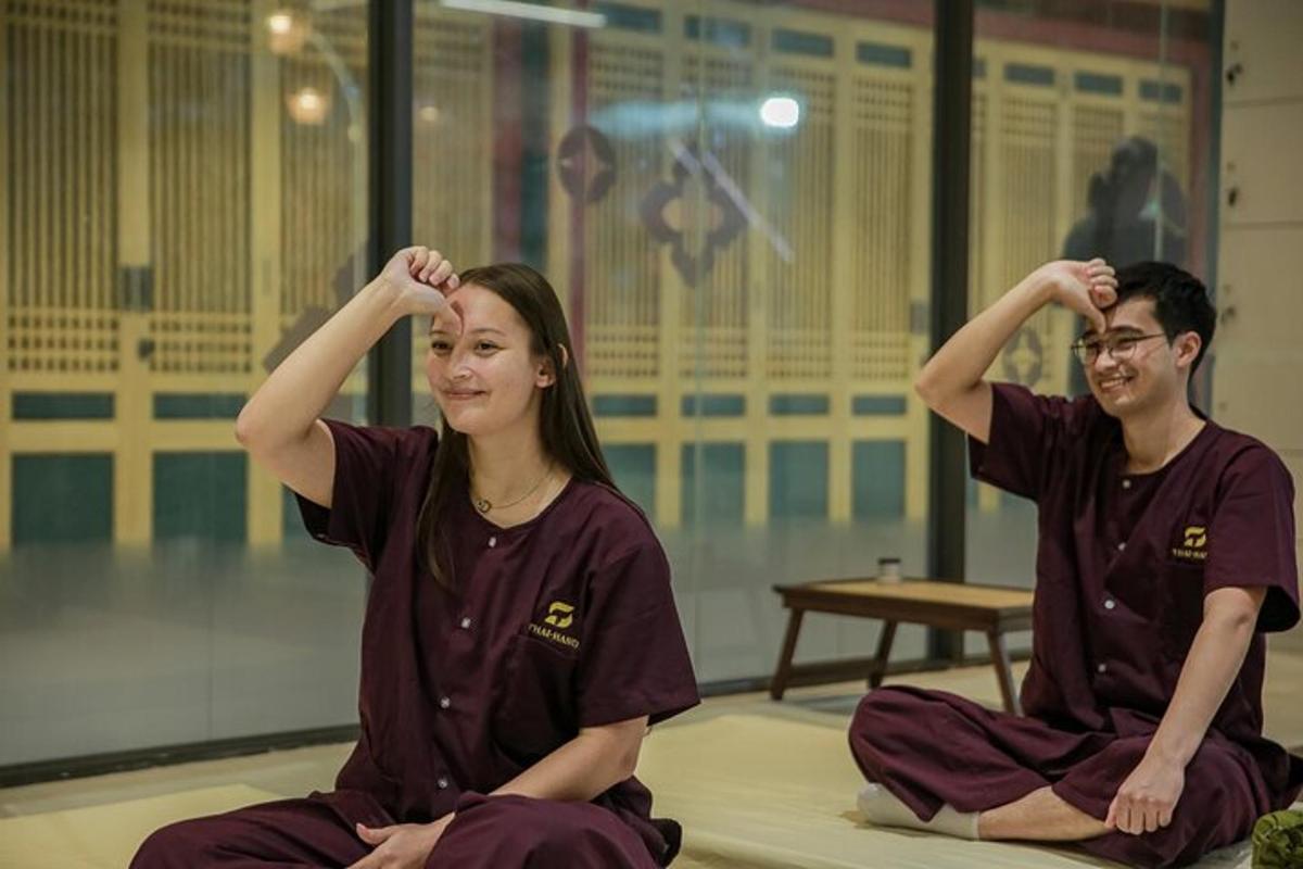 mies ja nainen istuvat lattialla meditoimassa
