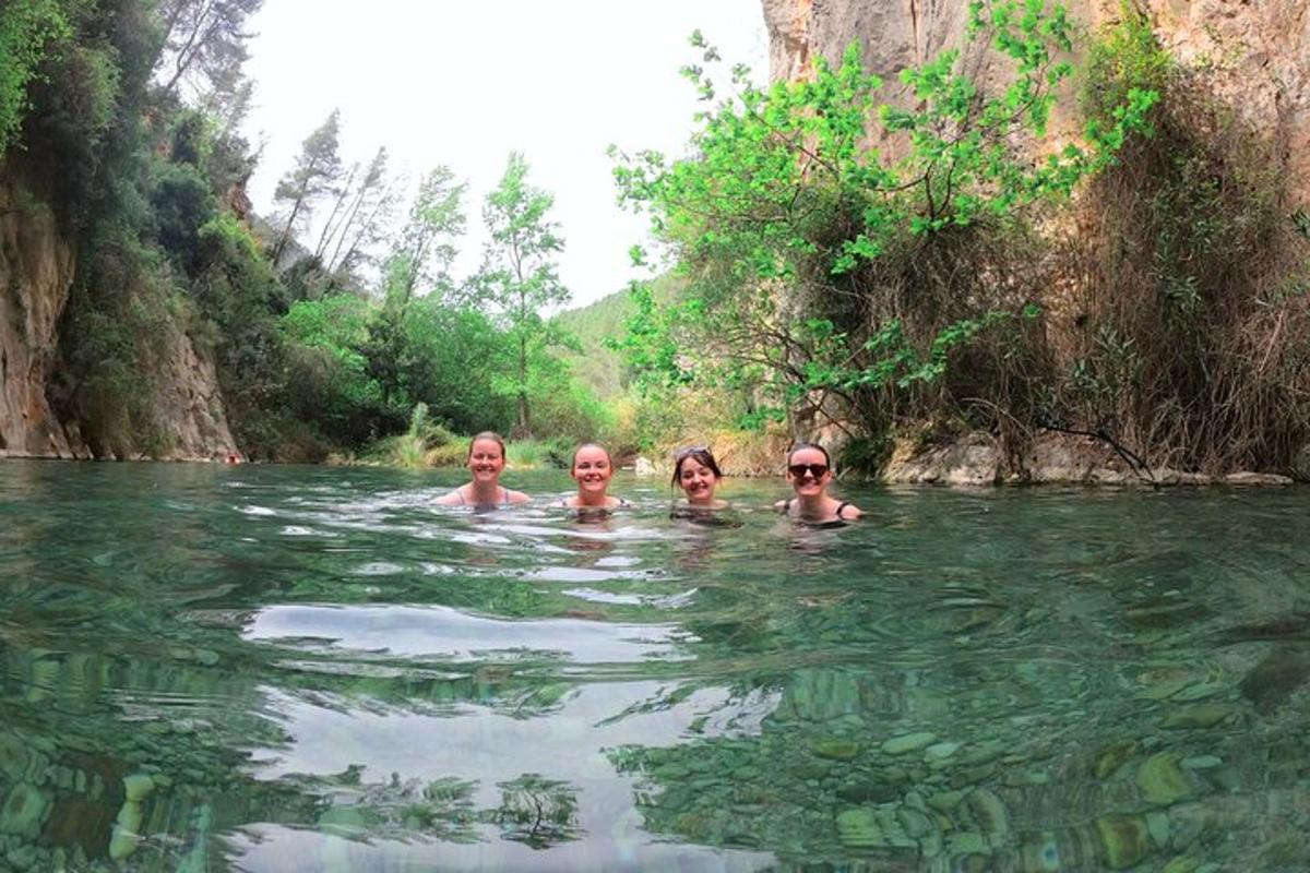 un gruppo di persone che nuotano in un fiume
