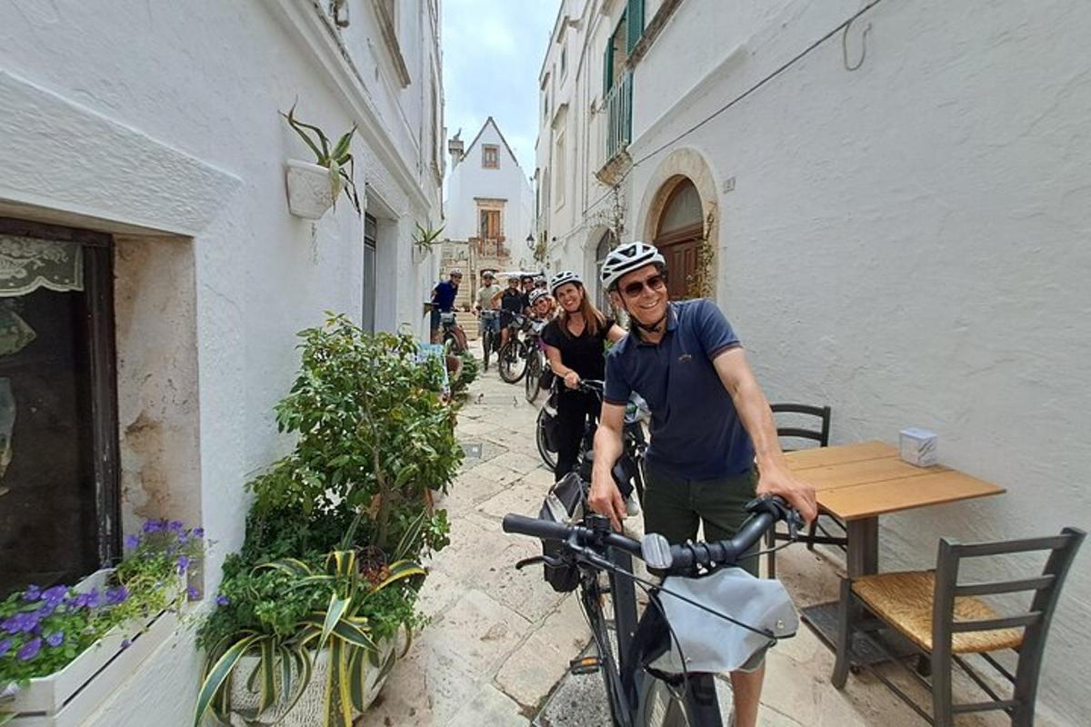 skupina lidí jedoucích na kolech po ulici