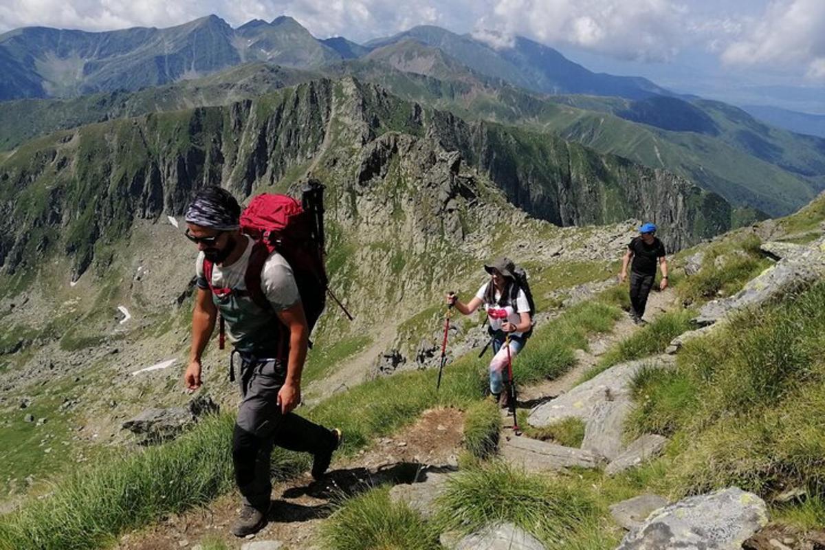 un gruppo di persone che camminano su una montagna
