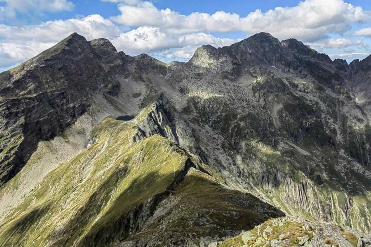una vista aerea di una montagna rocciosa