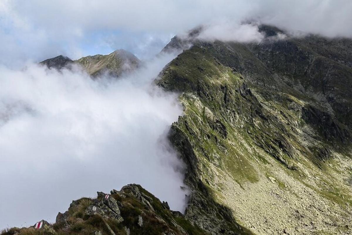 una montagna con nuvole in cima