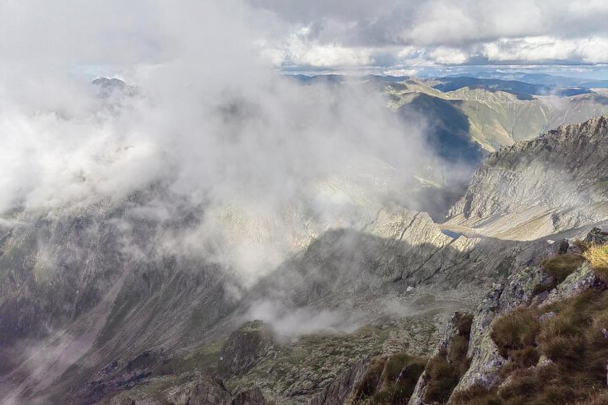 una vista aerea di una catena montuosa con nuvole