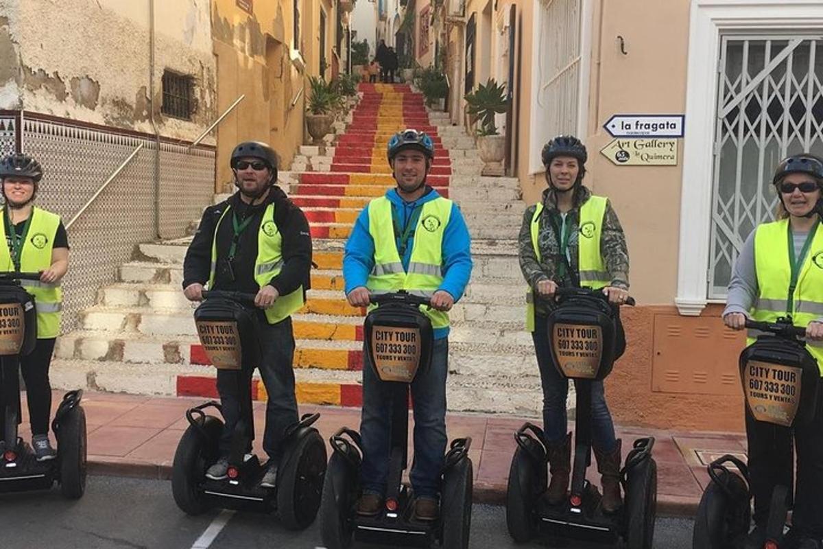 eine Gruppe von Männern in gelben Westen, die auf Segways fahren