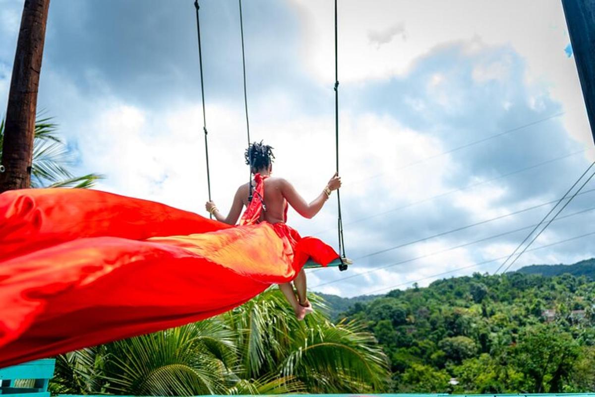 žena v červených šatech na zip line