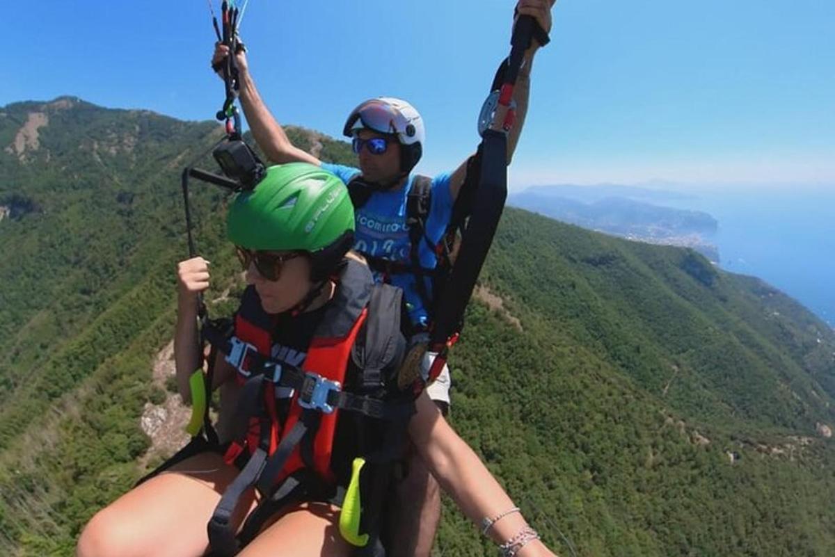 due persone su una teleferica nel cielo
