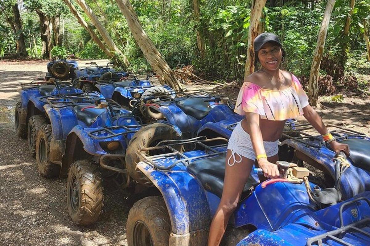eine Frau steht neben einer Reihe blauer Quads