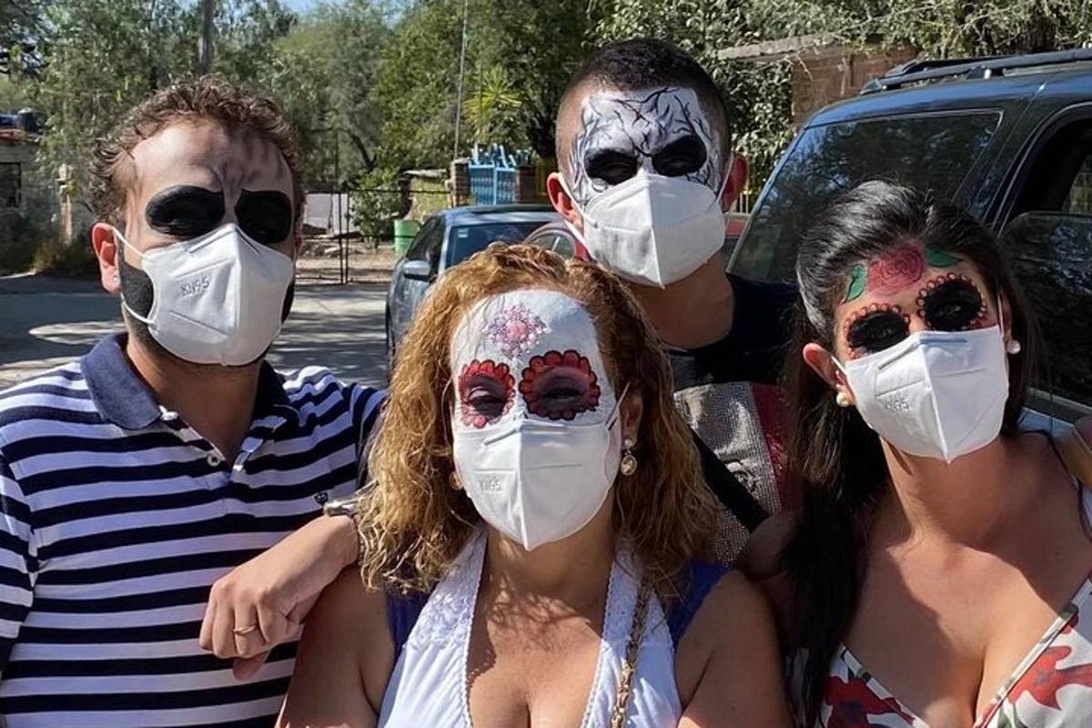 een groep mensen met maskers op hun gezicht