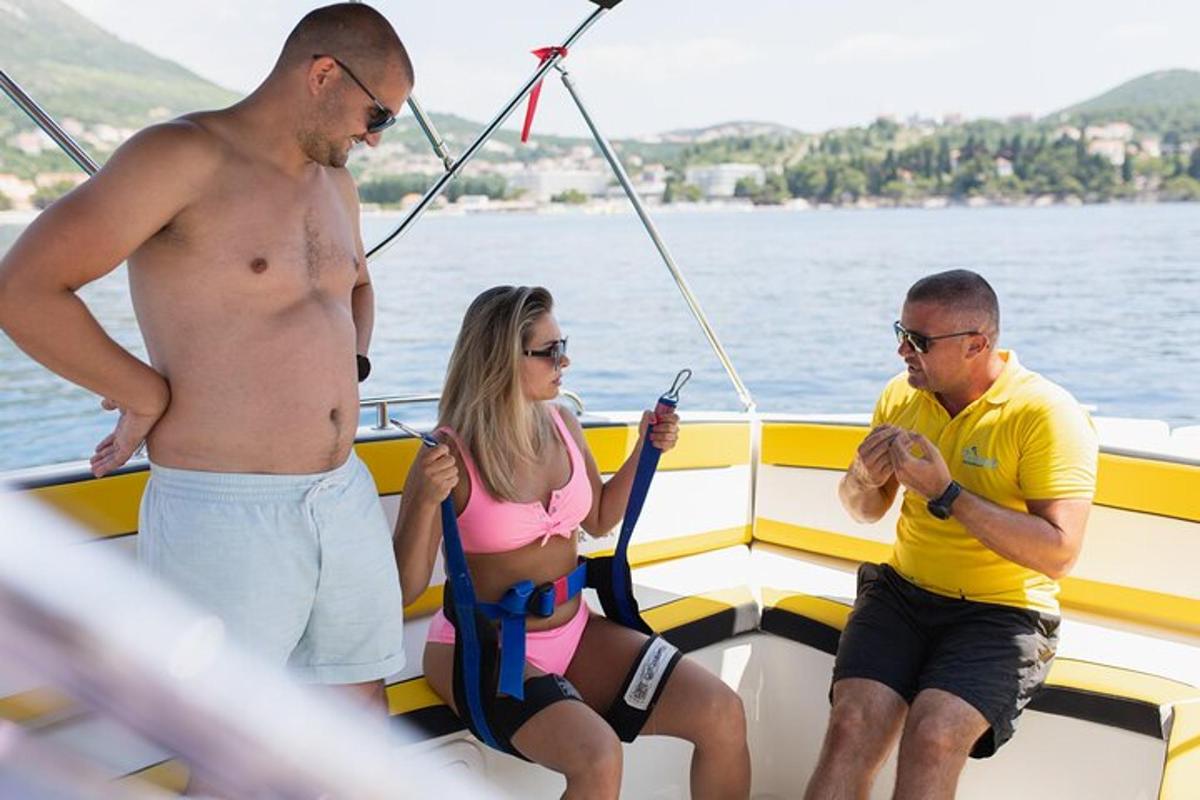 un gruppo di persone su una barca sull'acqua