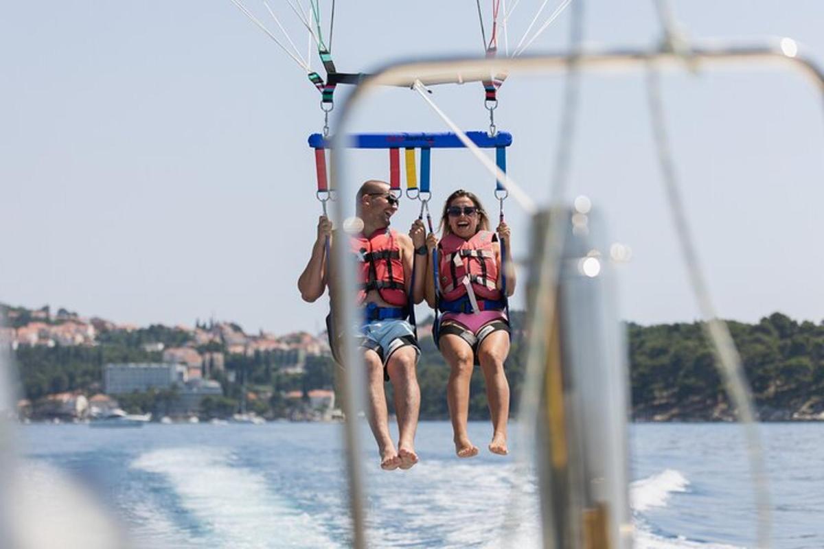 duas pessoas sentadas em um barco na água