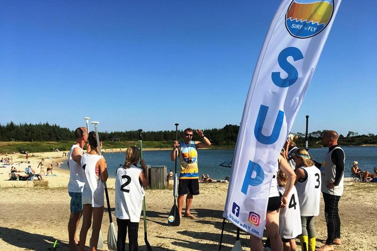 grupp inimesi, kes seisavad rannas lipuga