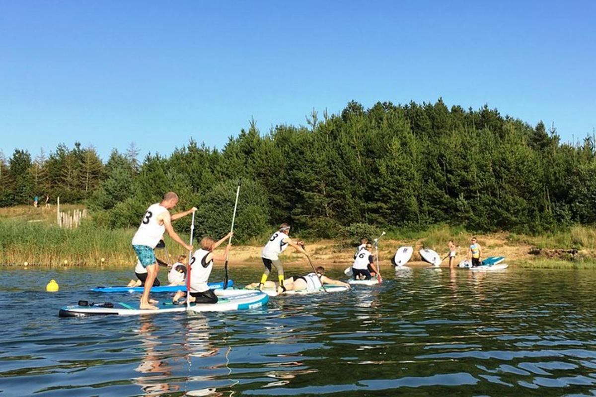 grupp inimesi vees aerulaudadel