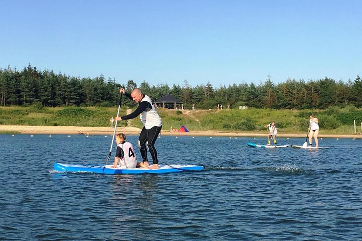 mees ja laps aerulaual vees