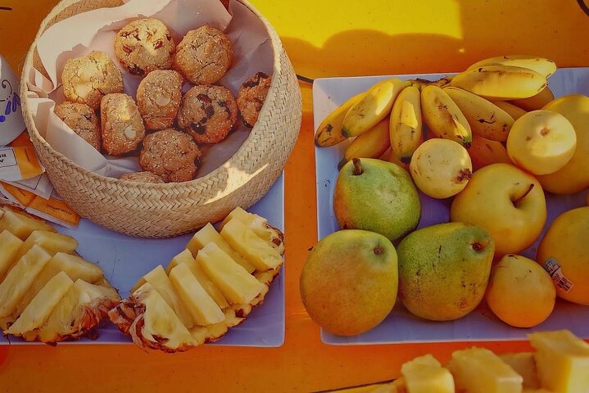 meja yang dihiasi dengan pelbagai jenis buah-buahan dan sayur-sayuran