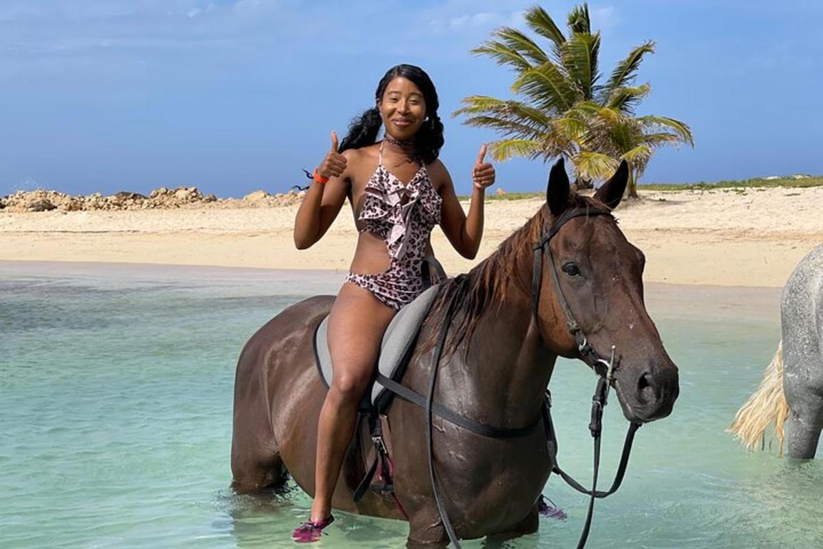 seorang wanita berbikini menunggang kuda di laut