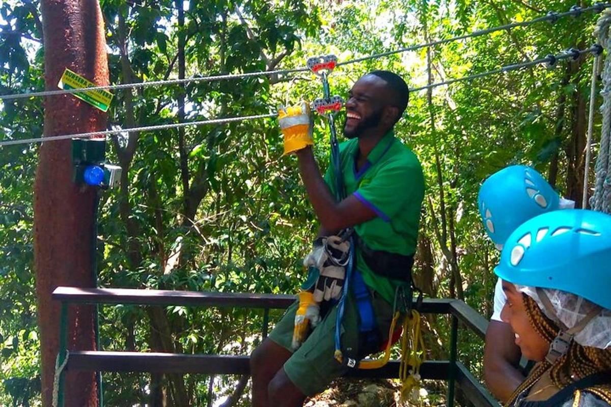um homem em uma tirolesa na selva