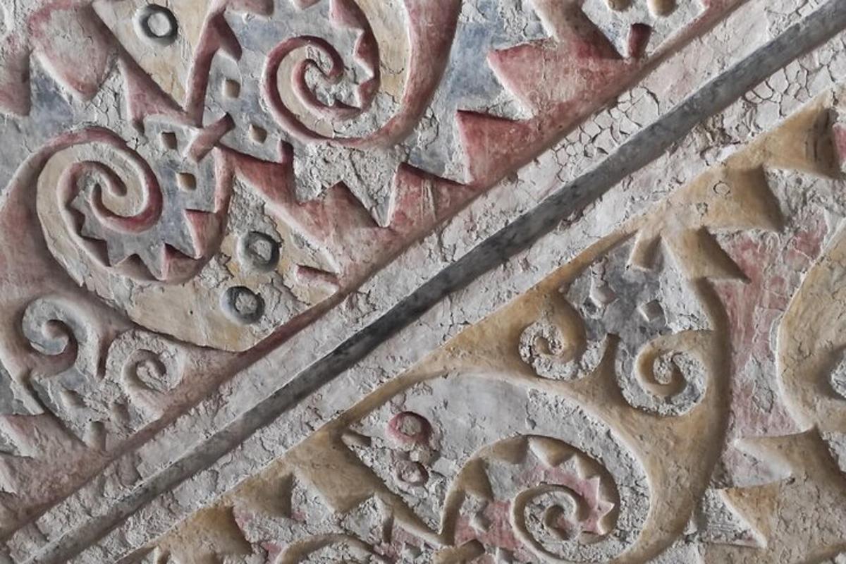 um close de uma parede de pedra com desenhos intrincados