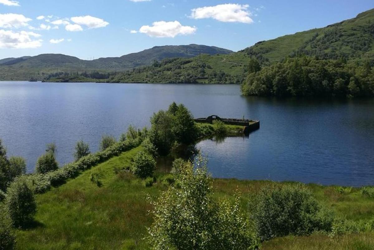 veliko jezero z vlakom na mostu