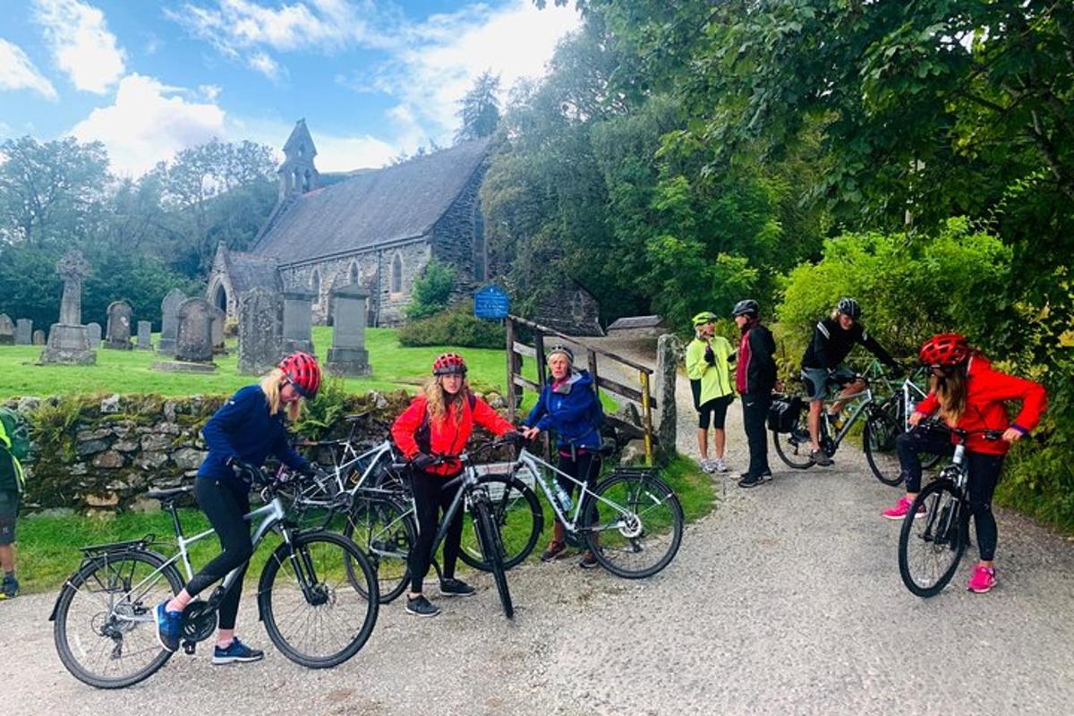 un gruppo di persone in bicicletta davanti a una chiesa