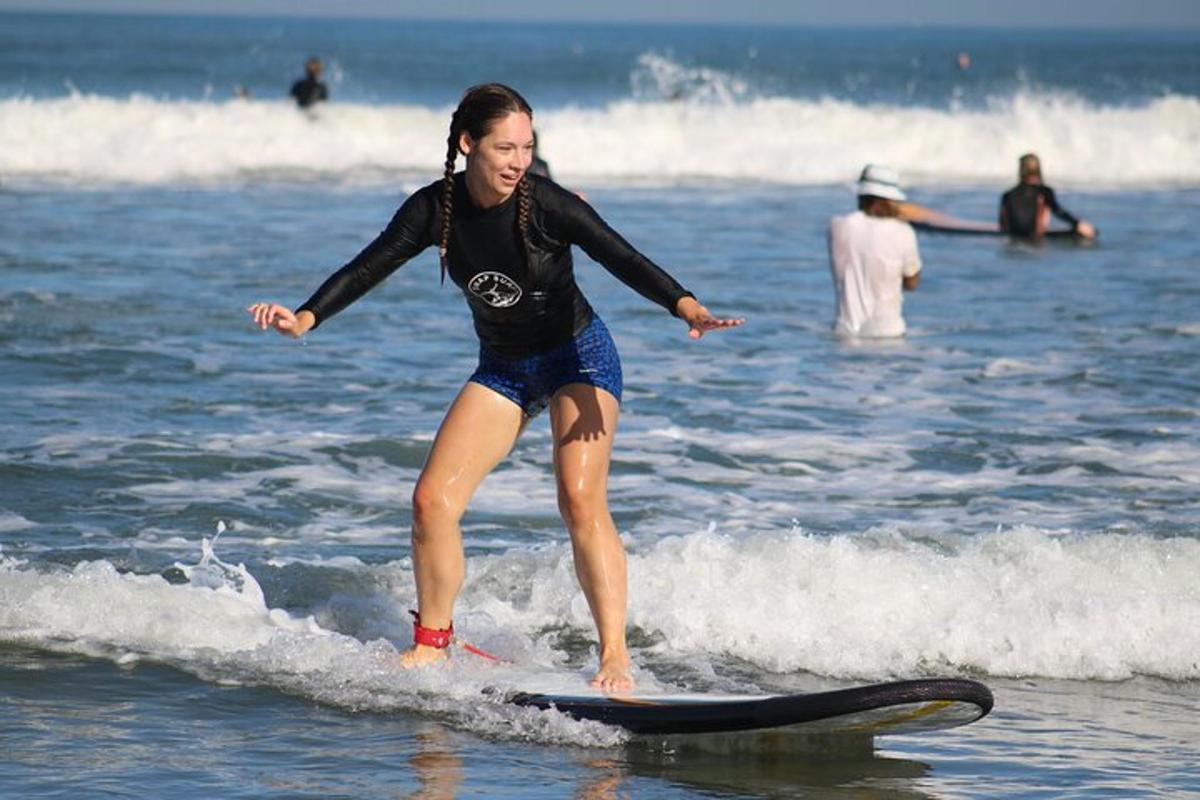 isang babaeng nakasakay sa alon sa isang surfboard sa karagatan