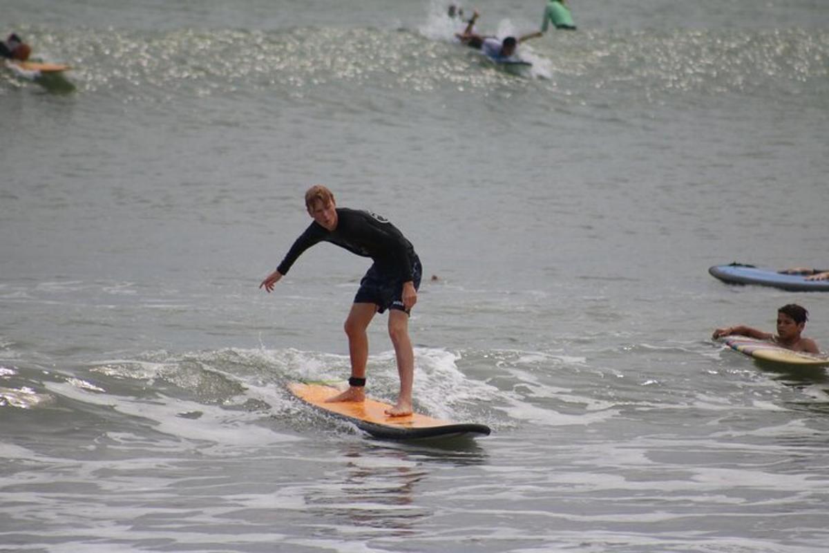 isang lalaking nakasakay sa alon sa isang surfboard sa tubig