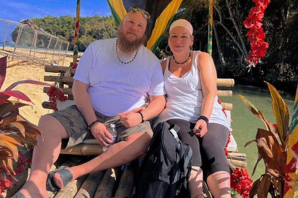 mees ja naine istuvad rannas pingil
