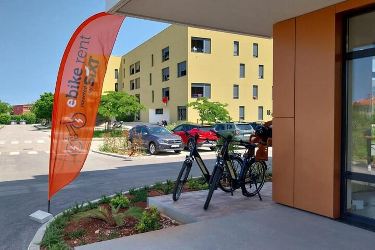un paio di biciclette parcheggiate fuori da un edificio