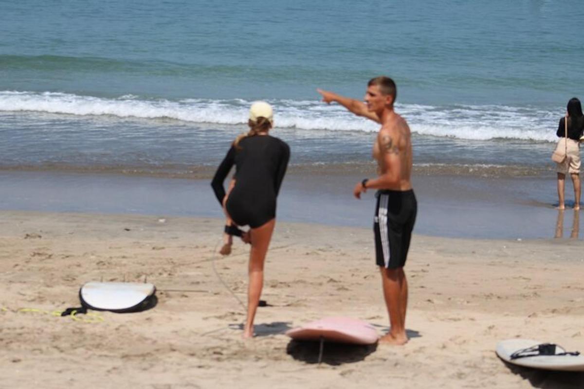 um homem e uma mulher em pé na praia