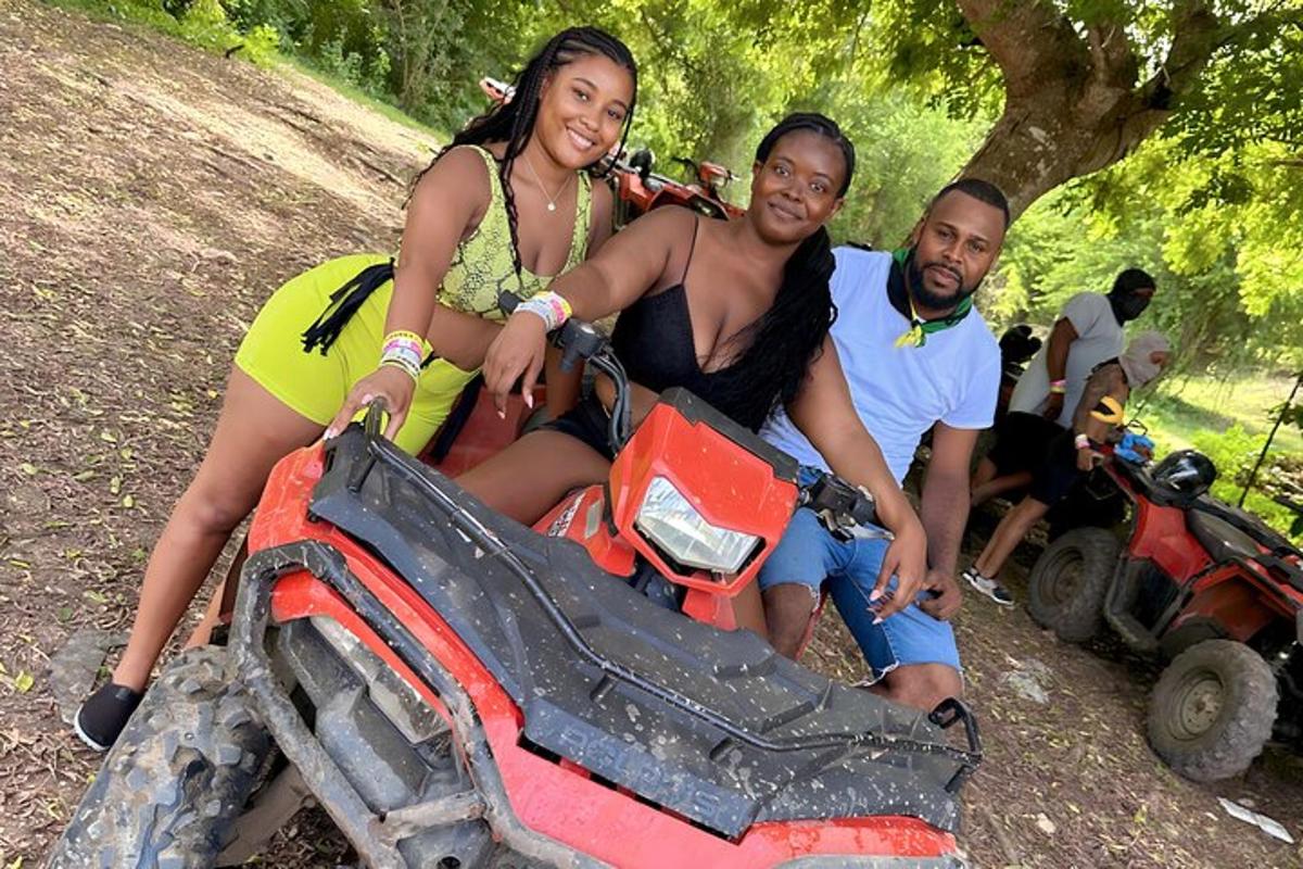 un home i una dona asseguts a sobre d'un quad