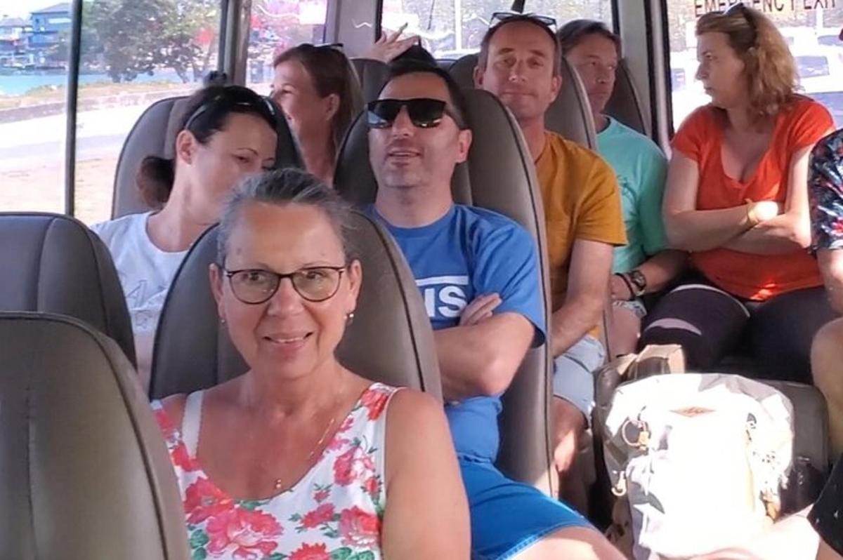skupina lidí sedících v autobuse
