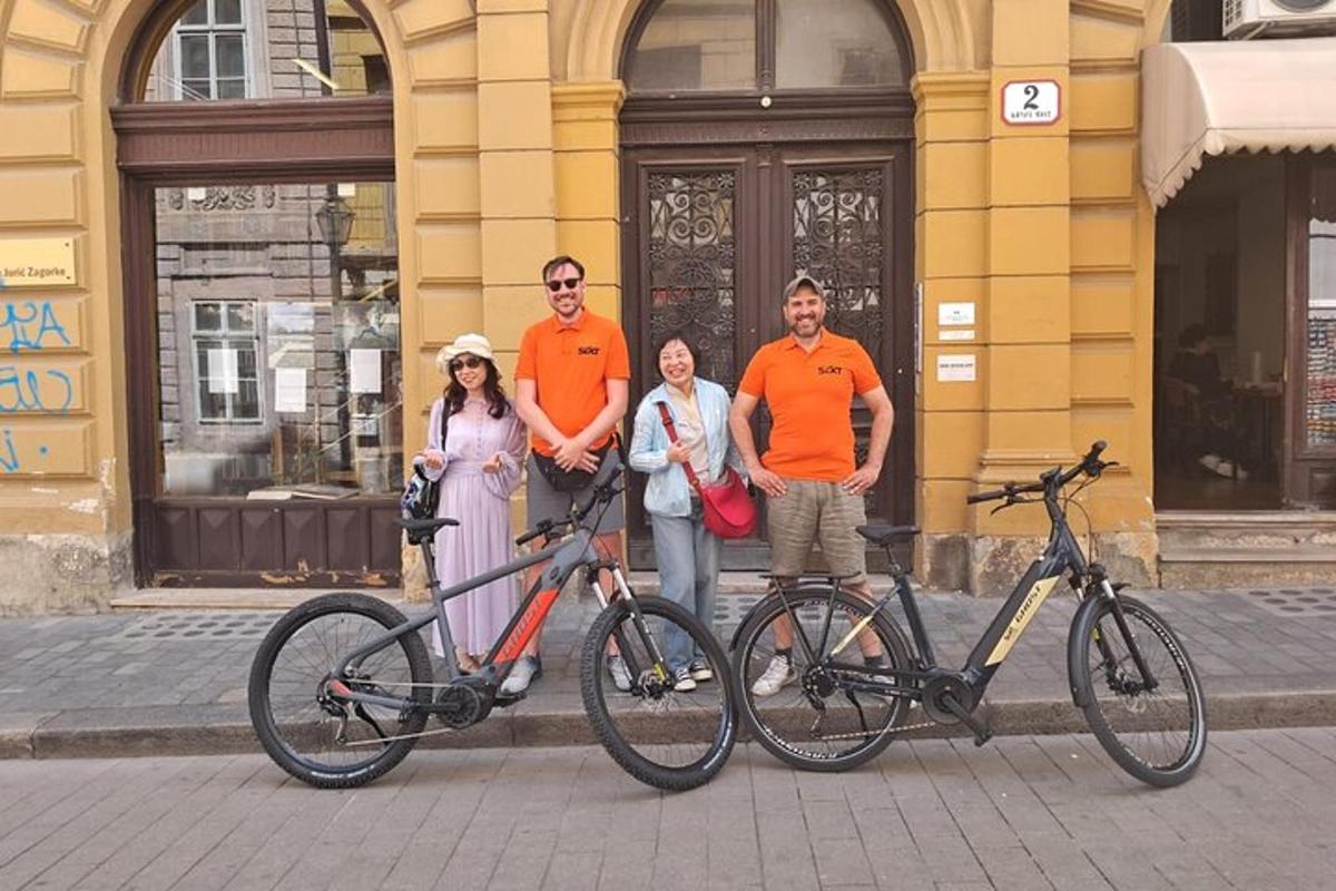 skupina ľudí stojaca vedľa dvoch bicyklov