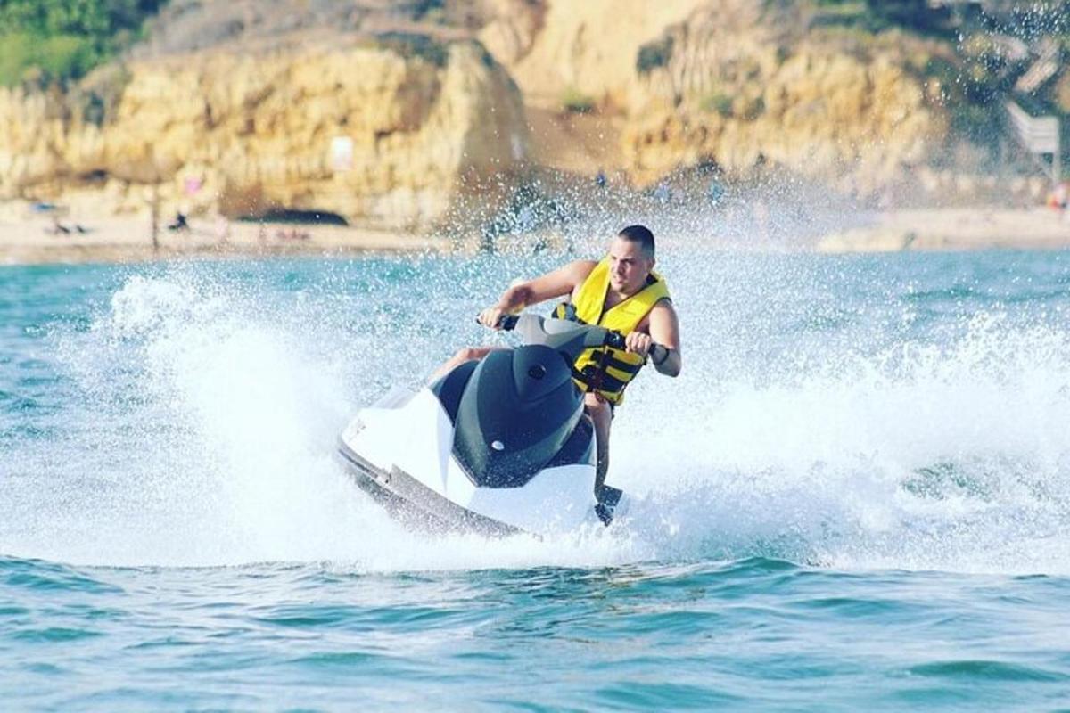 egy férfi jetski-n a vízben
