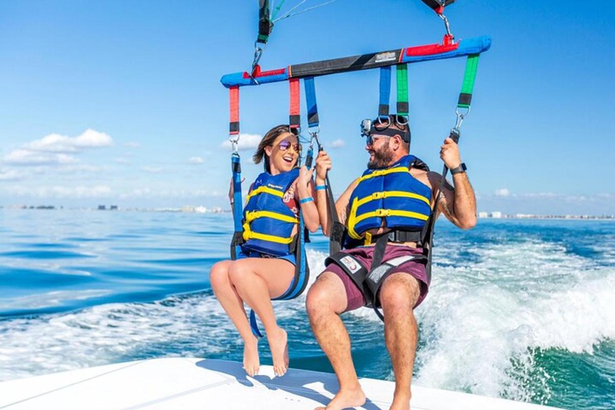 un uomo e una donna su una barca in acqua