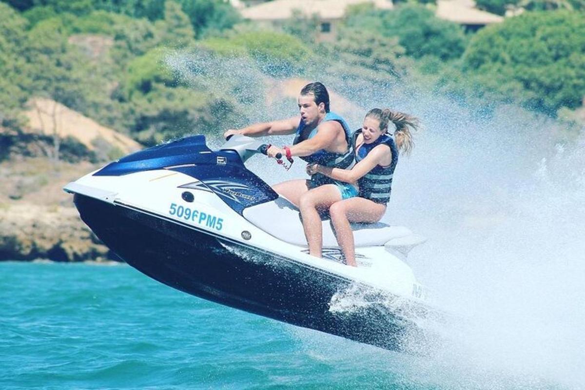 egy férfi és egy nő jetskizik a vízben