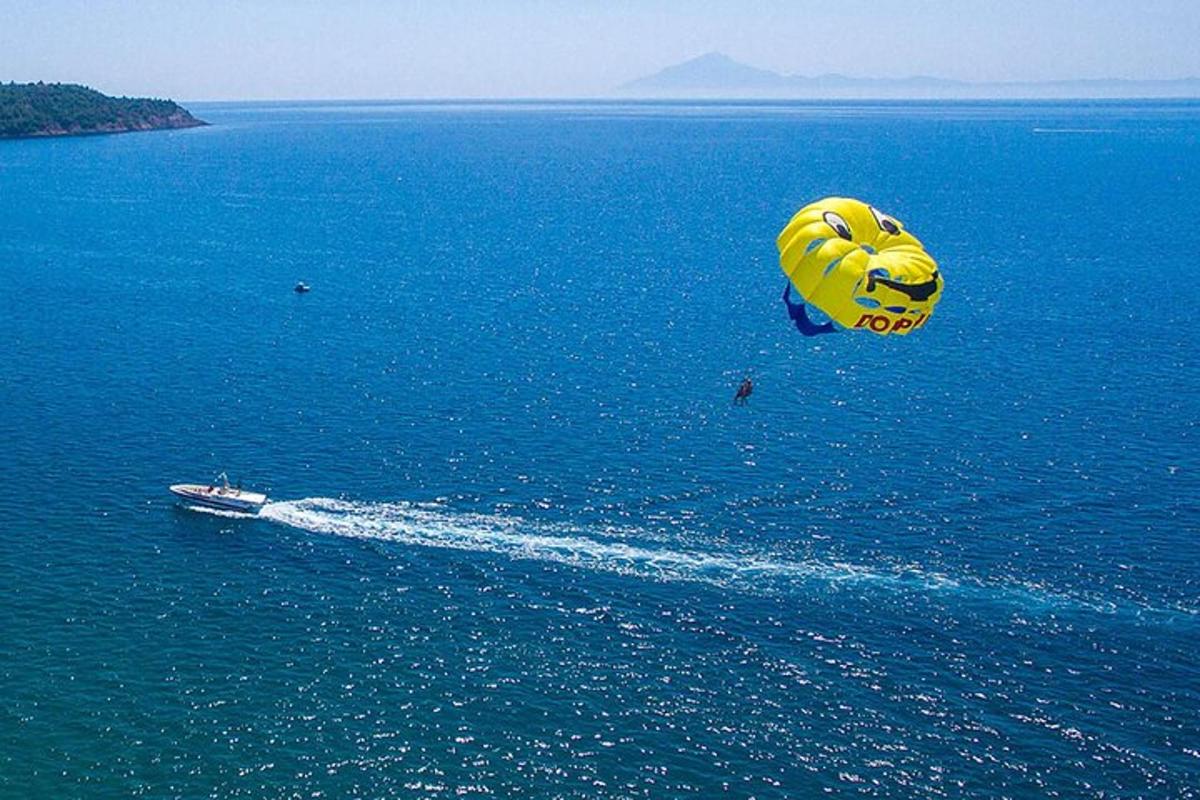 Žlutý drak letící nad oceánem s lodí