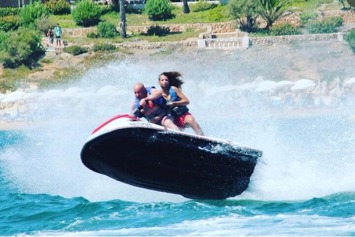 egy csoport ember jetskizik a vízben
